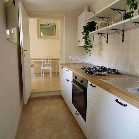 Cozy House Con Corte Privata In Centro Storico Aq Апартаменты *